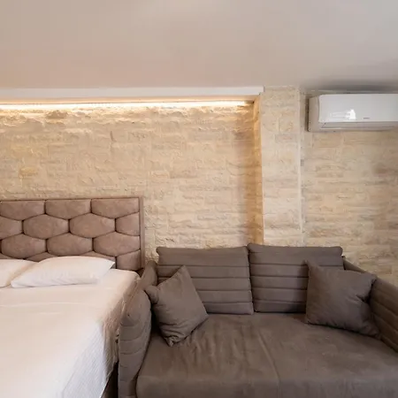 Christian Apartment *