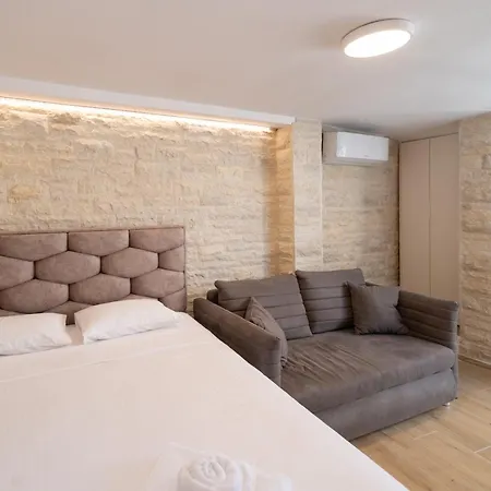 Christian Apartment *